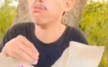 Seorang pria nekat memakan makanan kucing untuk lauk sebungkus nasi.