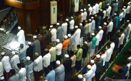 Wajib tau : aturan mengikuti imam sholat berjamaah berdasarkan kitab hadist Shahih Bukhari