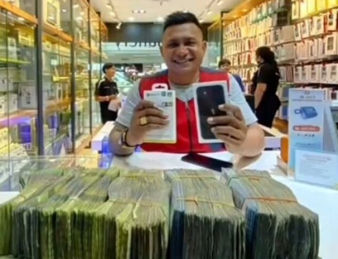 Kisah Menarik Jukir Makassar yang Membeli iPhone dengan Uang Pecahan Rp 2.000