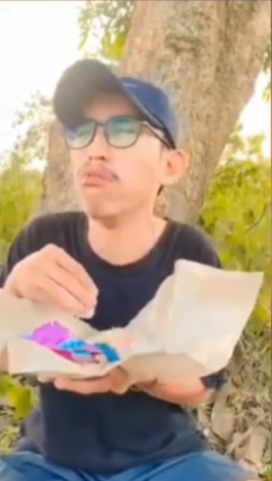 Seorang pria nekat memakan makanan kucing untuk lauk sebungkus nasi.