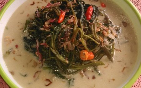 Sayur Kangkung Kuah Santan Pedas
