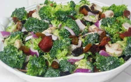 Salad brokoli dengan kacang almond dan kismis