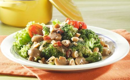 Brokoli kukus dengan saus kacang