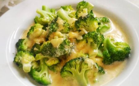 Pasta brokoli dengan saus krim keju