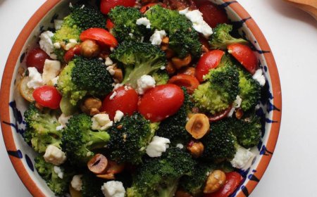 Brokoli quinoa bowl dengan tomat cherry dan feta