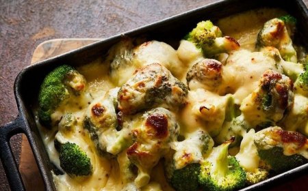 Brokoli dan kentang gratin dengan keju Swiss