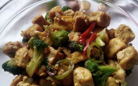 Brokoli dan tahu panggang dengan saus kecap manis