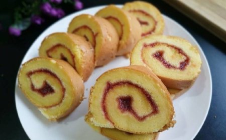 Bolu Gulung Strawberry