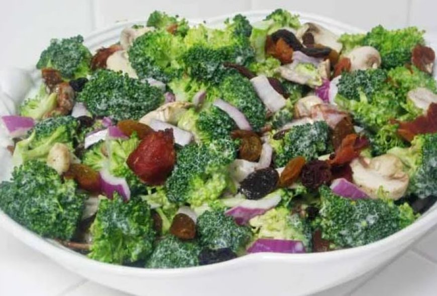 Salad brokoli dengan kacang almond dan kismis