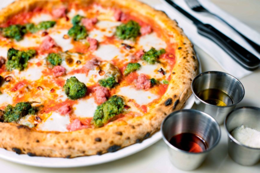 Pizza brokoli dengan saus tomat dan keju mozzarella