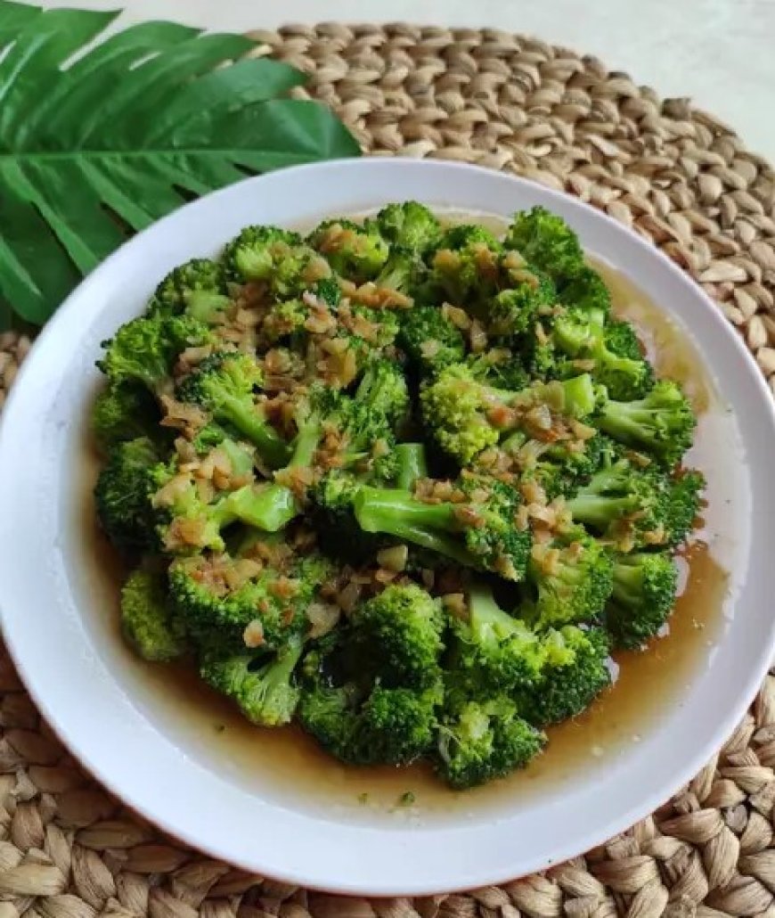 Brokoli kukus dengan bumbu garam dan lada