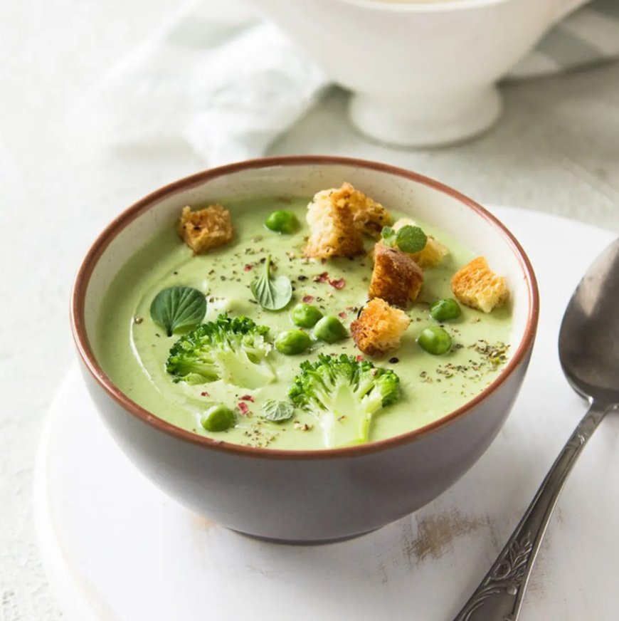 Brokoli kukus dengan saus pesto