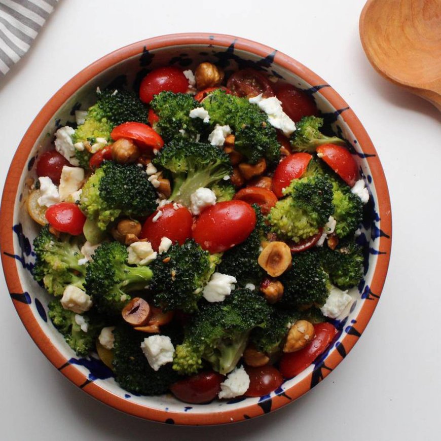Brokoli quinoa bowl dengan tomat cherry dan feta
