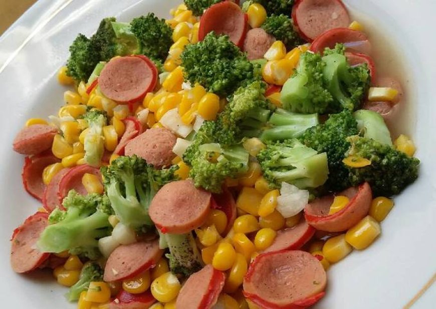 Brokoli dan sosis panggang dengan saus mustard madu