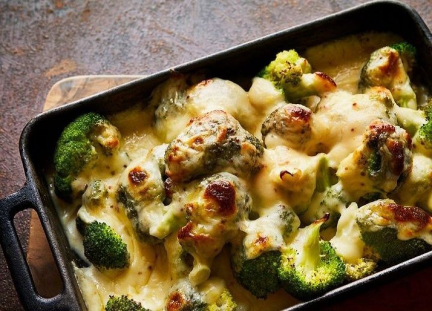 Brokoli dan kentang gratin dengan keju Swiss