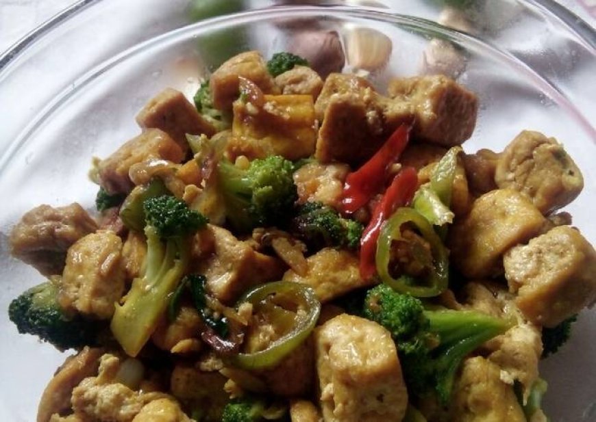Brokoli dan tahu panggang dengan saus kecap manis