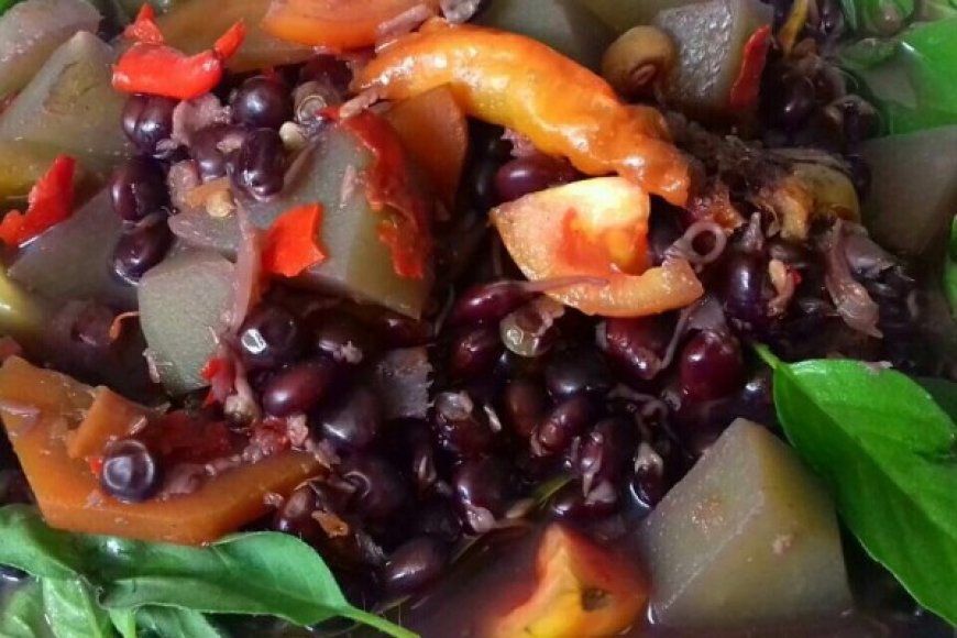 Labu kuning dan kacang hitam enchiladas