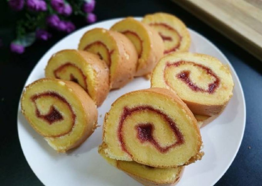 Bolu Gulung Strawberry