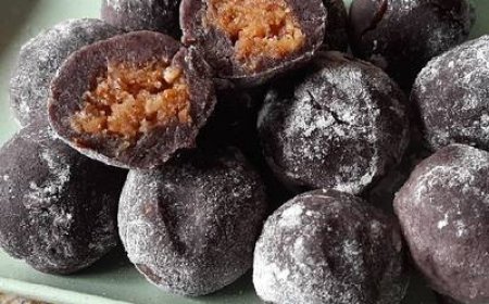 Mochi kacang hitam dan kelapa parut