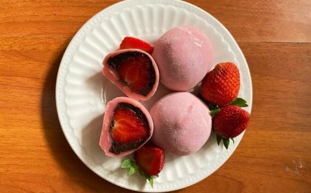 Mochi kacang merah stroberi