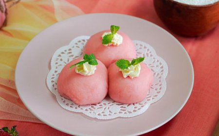 Mochi stroberi kelapa