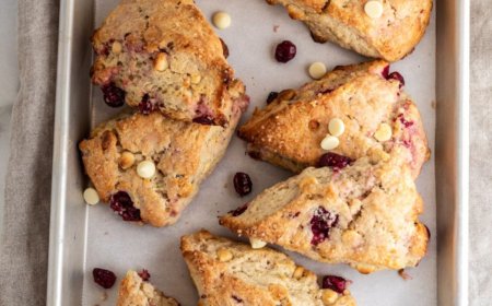 Scones Coklat Kemerahan dan Ceri