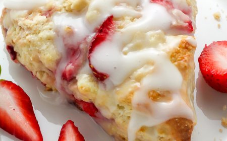 Scones Stroberi dan Cokelat Putih