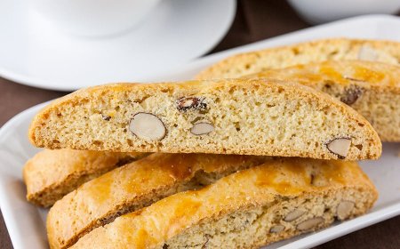 Biscotti almond dan cokelat putih