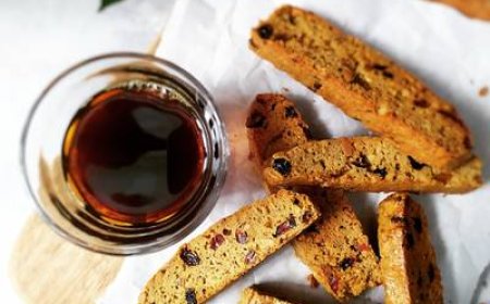 Biscotti almond dan kismis hitam