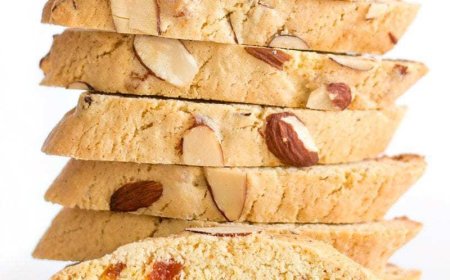 Biscotti almond dan apricot kering