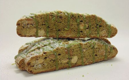 Biscotti almond dan matcha
