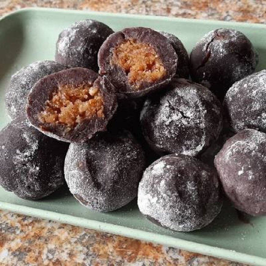 Mochi kacang hitam dan kelapa parut