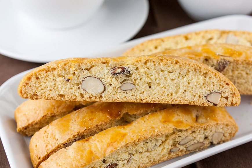 Biscotti almond dan cokelat putih