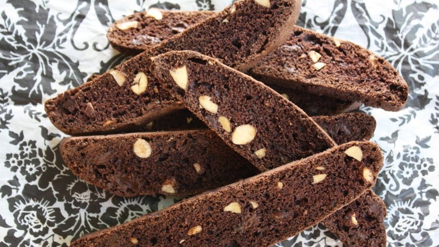 Biscotti almond dan cokelat hitam