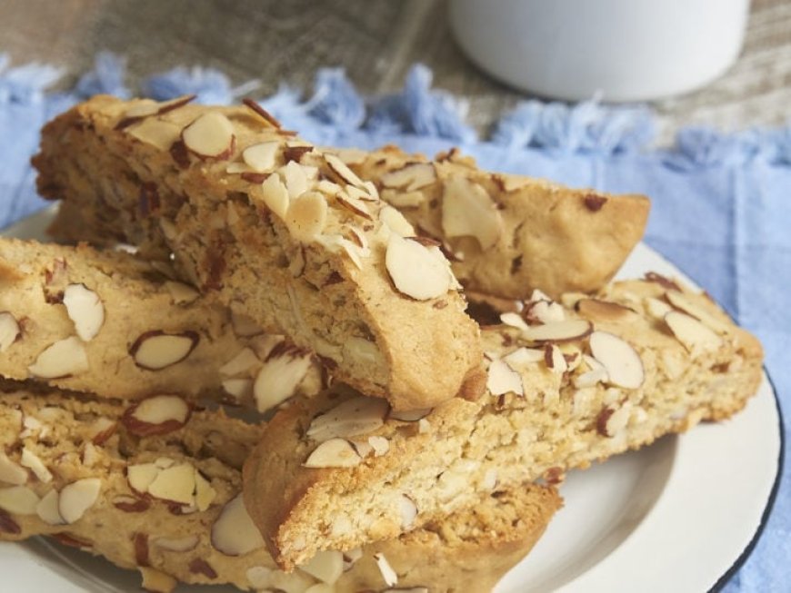 Biscotti almond dan kayu manis kacang kenari