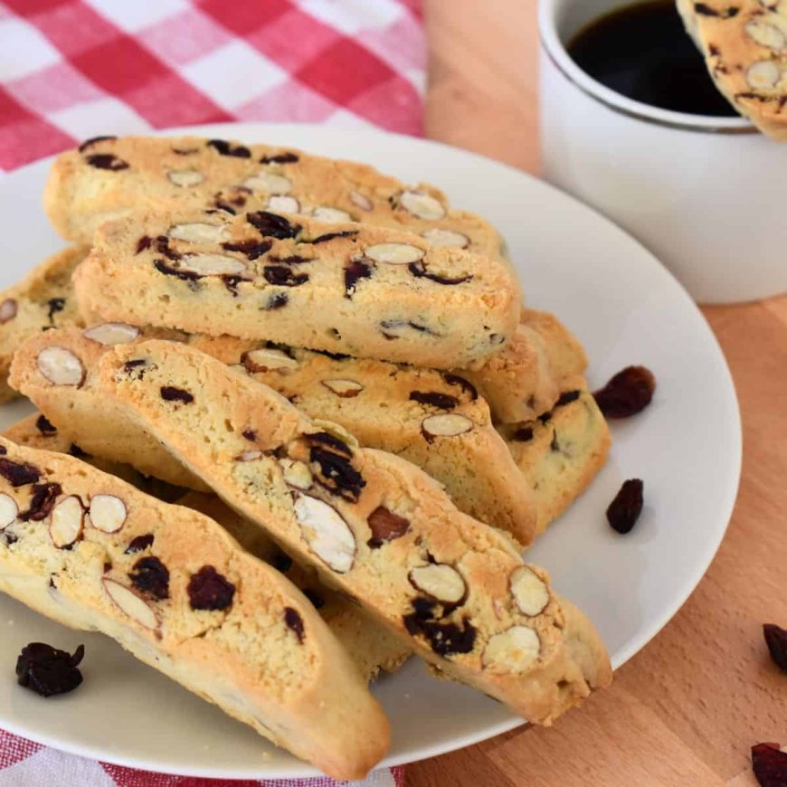 Biscotti almond dan zaitun hitam