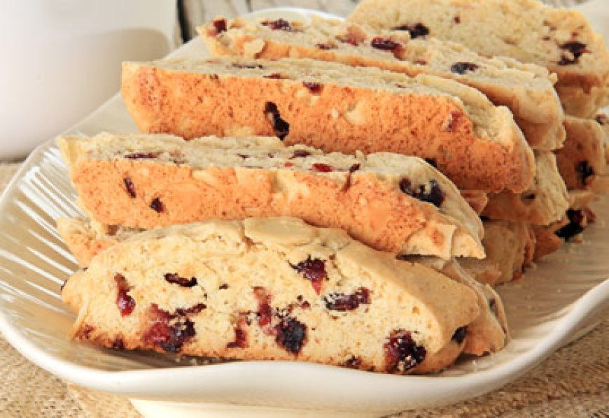 Biscotti almond dan cranberry merah muda