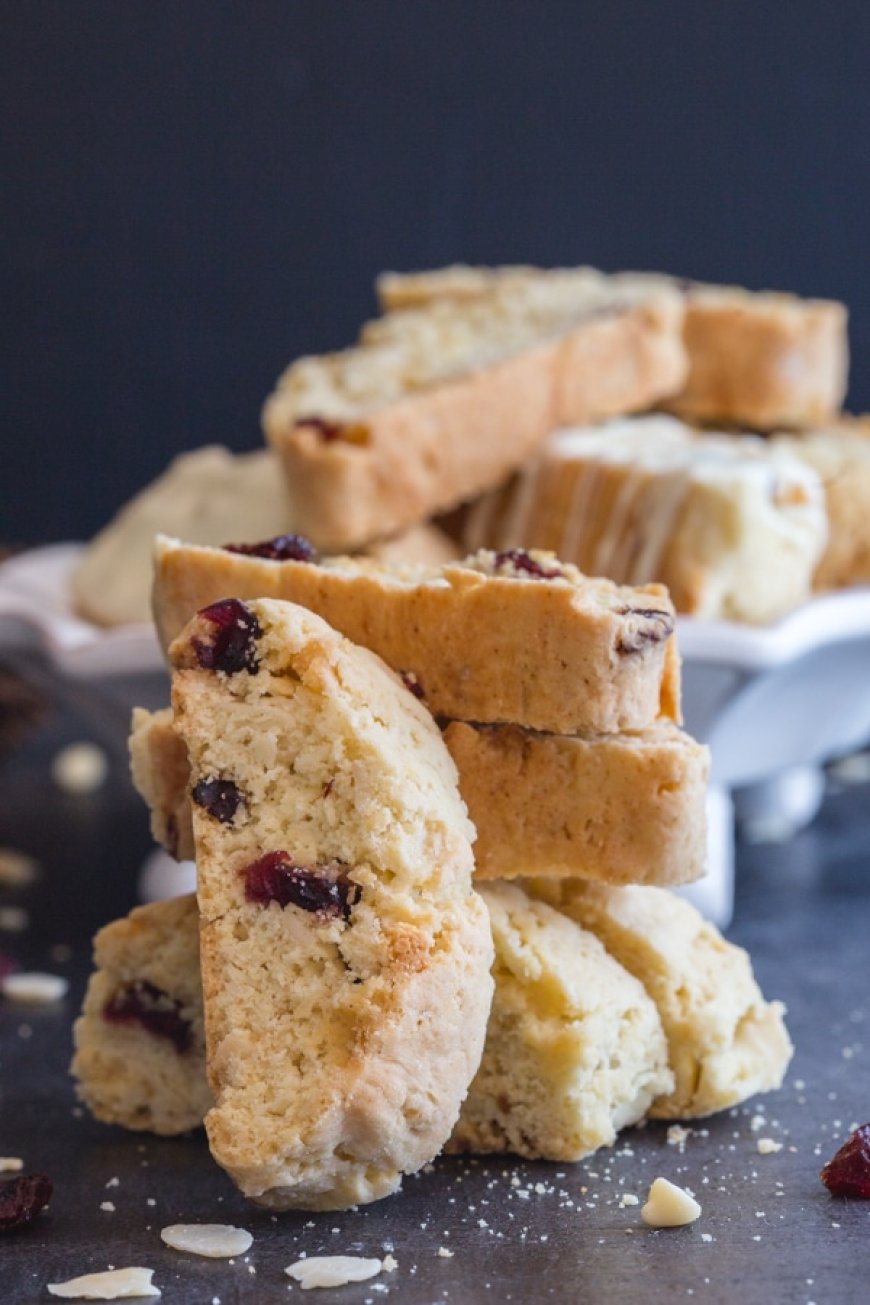 Biscotti almond dan nenas kering