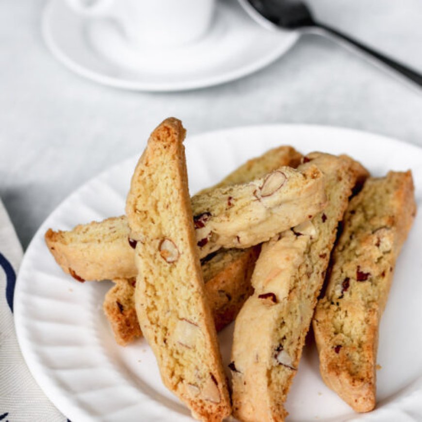 Biscotti almond dan keju parmesan