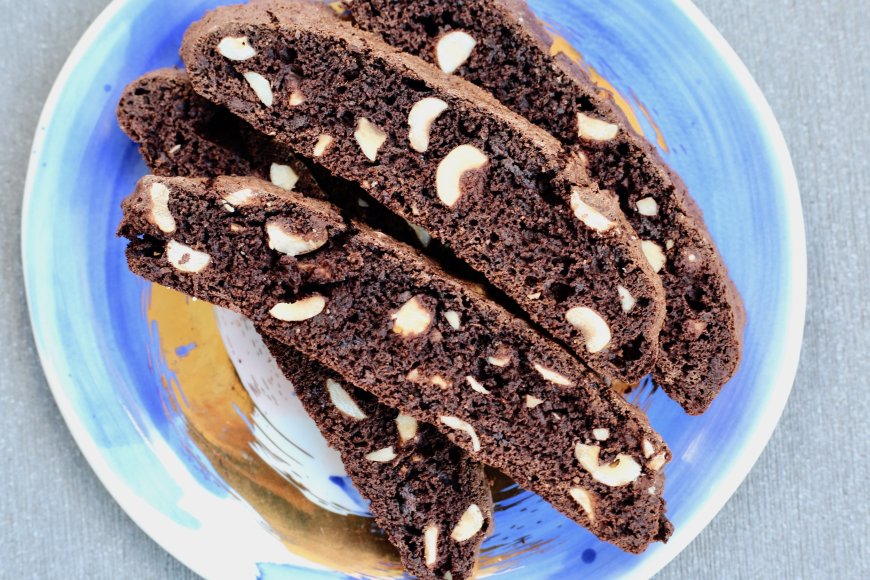 Biscotti almond dan choco-hazelnut spread