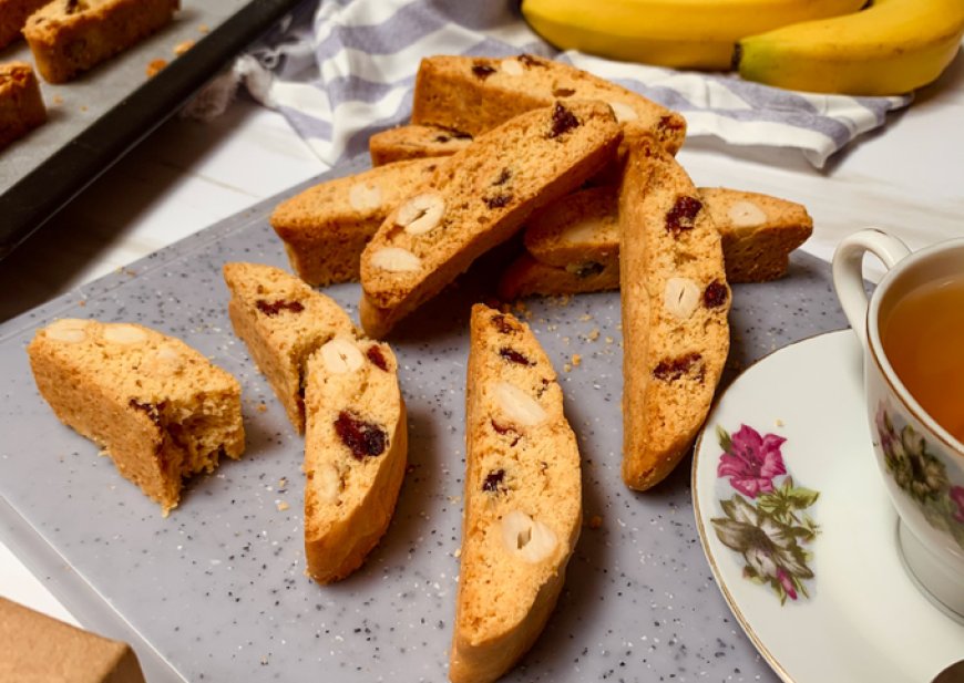 Biscotti almond dan cranberry kering