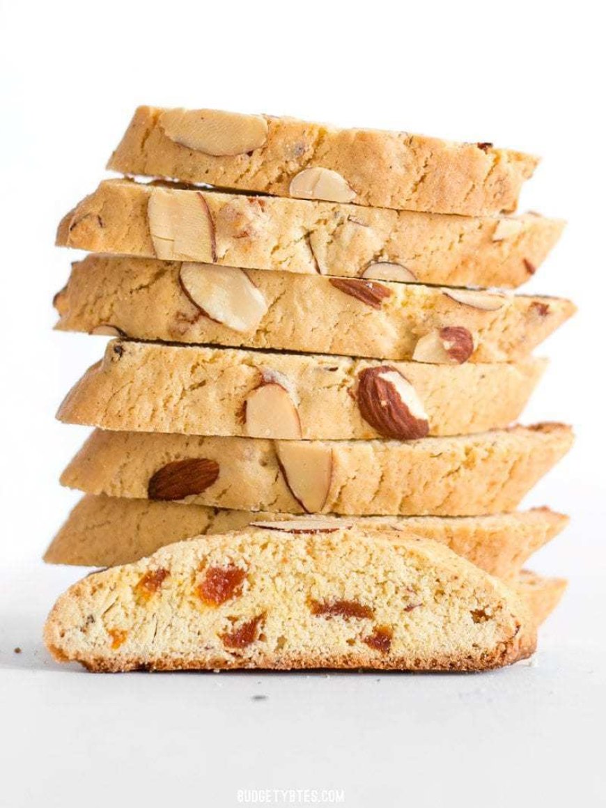 Biscotti almond dan apricot kering