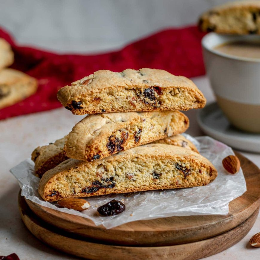 Biscotti almond dan cherry kering