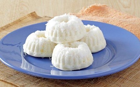 Kue Putu Isi Kelapa