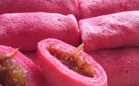 Kue Dadar Gulung Kelapa Muda Stroberi