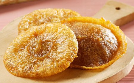 Kue cucur labu kuning stroberi