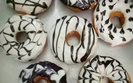 Donat Cokelat Putih