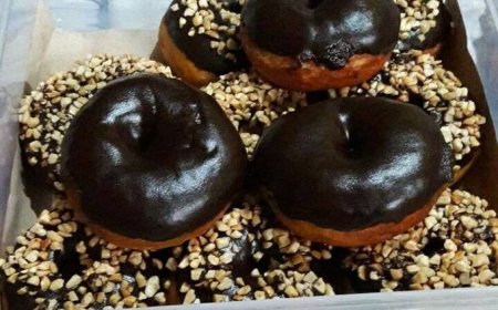 Donat Cokelat Kacang