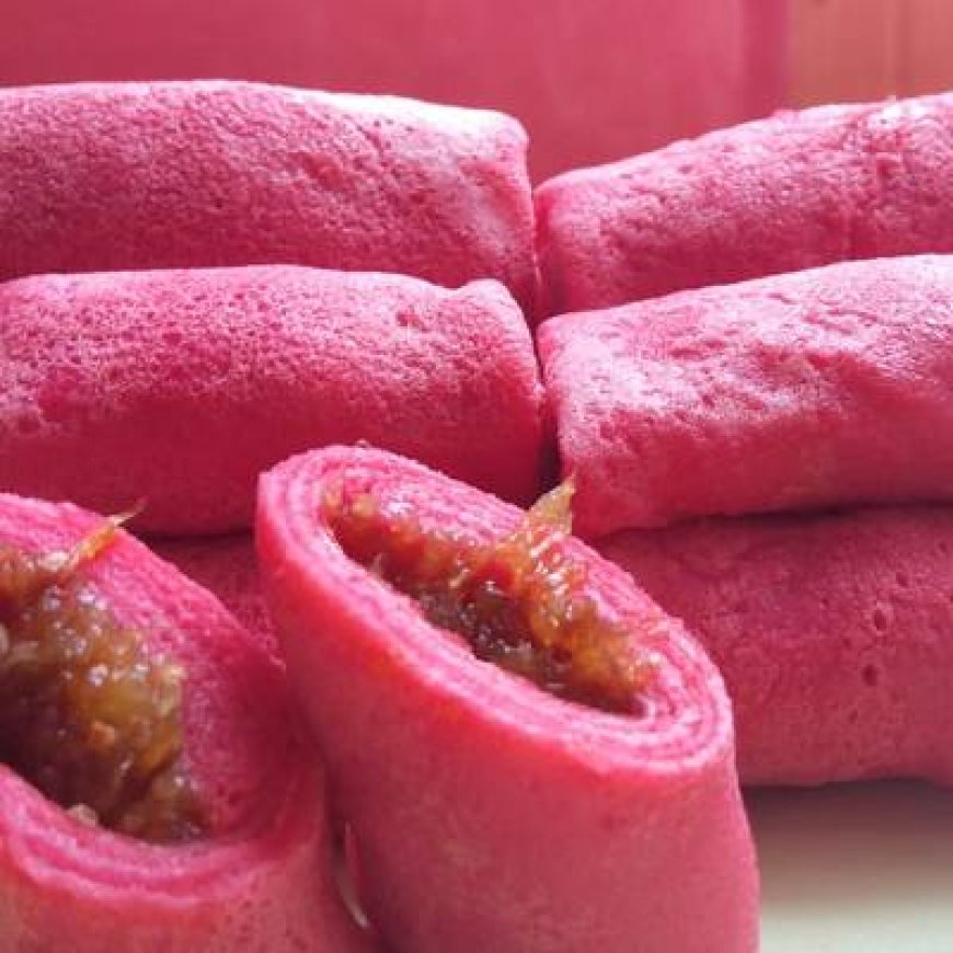 Kue Dadar Gulung Kelapa Muda Stroberi