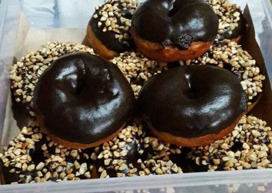 Donat Cokelat Kacang